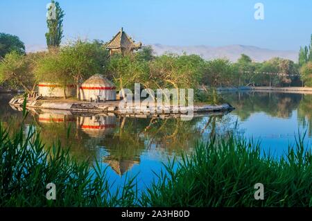 La Chine, région autonome du Xinjiang, Shan Shan, Kumtag dunes de sable géant, petit lac de loisirs Banque D'Images