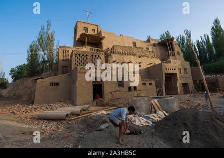 La Chine, région autonome du Xinjiang, ou Turfan Turpan, ouïgour house under construction Banque D'Images