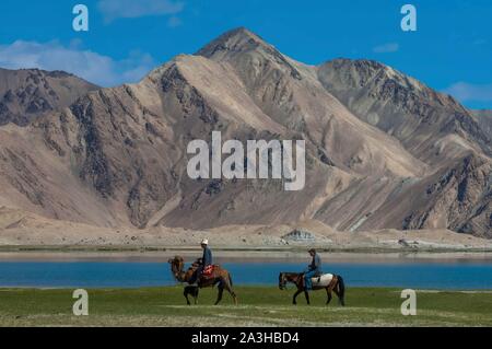 La Chine, région autonome du Xinjiang, Pamir highlands, les pâturages et les communautés kirghize nomades du lac Karakul, bergers cheval et chameau avec le Au Mustagh Ata 7546 m à l'arrière Banque D'Images