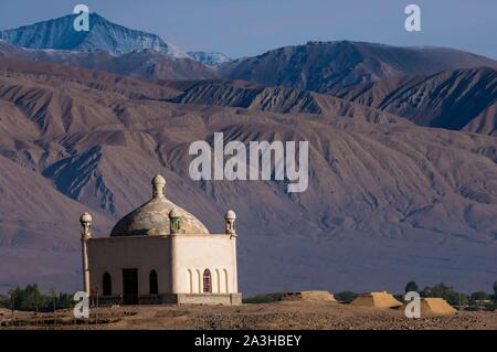 La Chine, le Xinjiang, hauts plateaux du Pamir, les pâturages et les communautés nomades, tadjik de Taxkorgan mausolée Banque D'Images