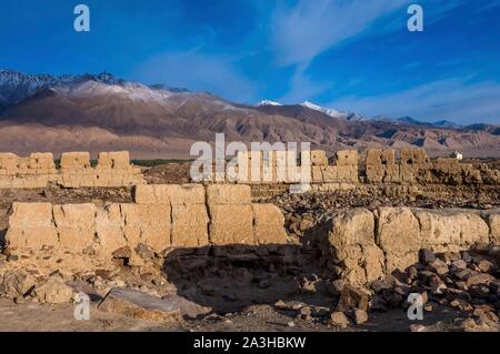 La Chine, le Xinjiang, hauts plateaux du Pamir, les pâturages et les communautés nomades de Taxkorgan tadjik, adobe forteresse de Shitou, environ 2000 ans Banque D'Images