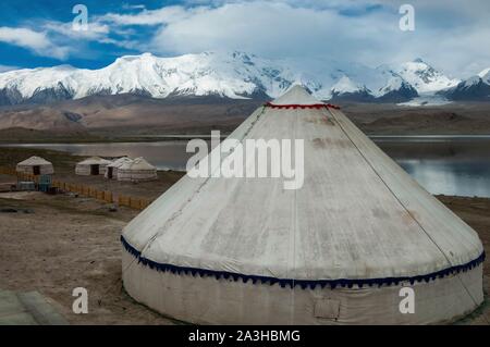 La Chine, région autonome du Xinjiang, Pamir highlands, les pâturages et les communautés kirghize nomades du lac Karakul, village de yourtes, estimé à des fins touristiques Banque D'Images