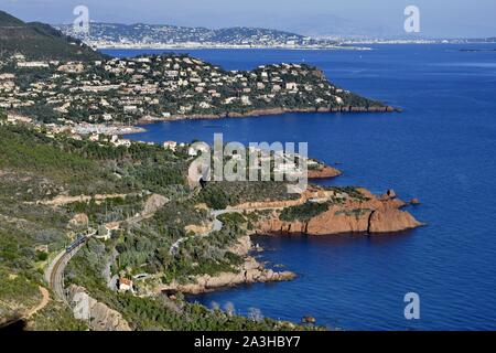 La France, Var, corniche de l'Esterel, l'urbanisation de la côte et sur la côte et de la ville de Mandelieu et Cannes dans l'arrière-plan Banque D'Images