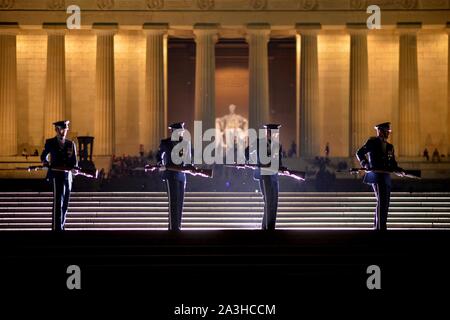 Washington, United States. 07 octobre, 2019. L'US Air Force sur la garde d'honneur de l'équipe de démonstration formation conduite le long de l'étang reflétant au Lincoln Memorial Le 7 octobre 2019 à Washington, DC. Crédit : Christopher Muncy/Planetpix/Alamy Live News Banque D'Images