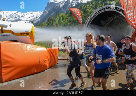 Engelberg, Suisse - 2 juin 2019 : les personnes qui participent au Fischerman's friend strongman run à Engelberg sur les Alpes Suisses Banque D'Images