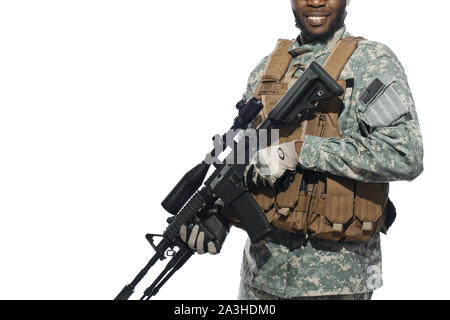 La positivité des cultures de soldat de l'Afrique de l'armor et de l'usure de l'uniforme. Soldat de l'armée américaine posant avec grande arme moderne dans les mains. Concept de guerre et satisfaisant. Banque D'Images