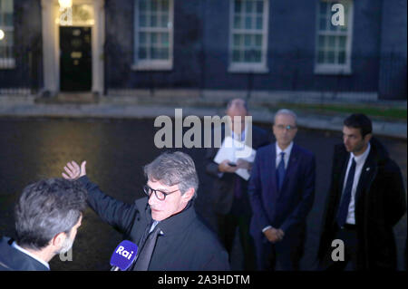 Le président du Parlement européen, David Sassoli, parle aux médias à l'extérieur de 10 Downing Street, Londres, à la suite d'une rencontre privée avec le premier ministre Boris Johnson. Banque D'Images