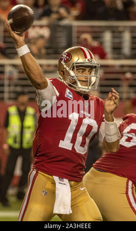 Santa Clara, Californie, États-Unis. Oct 7, 2019. San Francisco 49ers quarterback Jimmy Garoppolo (10) le lundi 7 octobre 2019, au stade de Lévis à Santa Clara, en Californie. Les 49ers défait les Browns 31-3. Crédit : Al Golub/ZUMA/Alamy Fil Live News Banque D'Images