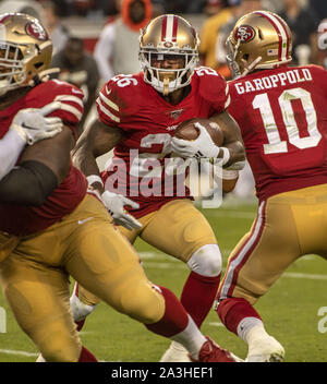 Santa Clara, Californie, États-Unis. Oct 7, 2019. San Francisco 49ers d'utiliser de nouveau rimer ou ramer Coleman (26) s'exécute après avoir décollé de main Garoppolo le quart-arrière Jimmy (10) le lundi 7 octobre 2019, au stade de Lévis à Santa Clara, en Californie. Les 49ers défait les Browns 31-3. Crédit : Al Golub/ZUMA/Alamy Fil Live News Banque D'Images