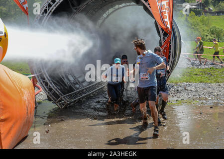 Engelberg, Suisse - 2 juin 2019 : les personnes qui participent au Fischerman's friend strongman run à Engelberg sur les Alpes Suisses Banque D'Images