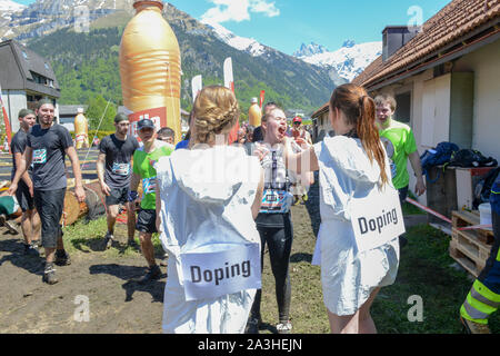 Engelberg, Suisse - 2 juin 2019 : les personnes qui participent au Fischerman's friend strongman run à Engelberg sur les Alpes Suisses Banque D'Images