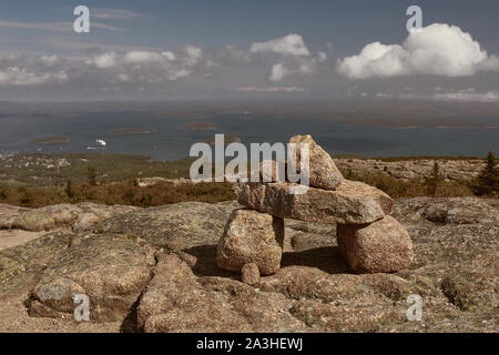 Cairn au sommet de Cadillac Mountain en parc national acadien sur Mount Desert Island, dans le Maine. Banque D'Images