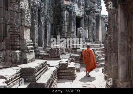 Moine bouddhiste au temple Bayon, Angkor, Cambodge Banque D'Images