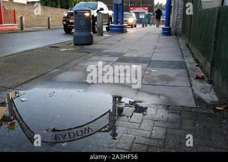 Kingston, au Royaume-Uni. 05Th Oct, 2019. L'entrée de Kingsmeadow reflétée au cours de la correspondance entre le trophée Leasing.com AFC Wimbledon et Leyton Orient au Cherry Red Records Stadium, Kingston, en Angleterre, le 8 octobre 2019. Photo par Carlton Myrie/Premier Images des médias. Credit : premier Media Images/Alamy Live News Banque D'Images