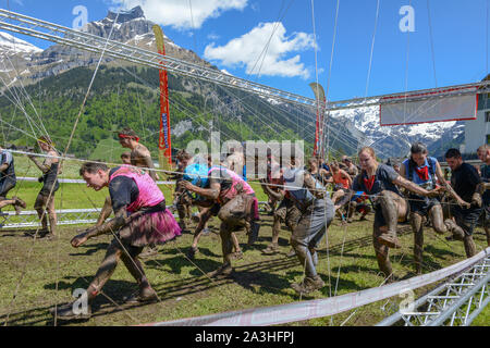 Engelberg, Suisse - 2 juin 2019 : les personnes qui participent au Fischerman's friend strongman run à Engelberg sur les Alpes Suisses Banque D'Images