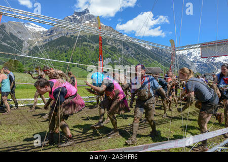 Engelberg, Suisse - 2 juin 2019 : les personnes qui participent au Fischerman's friend strongman run à Engelberg sur les Alpes Suisses Banque D'Images