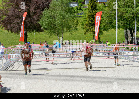 Engelberg, Suisse - 2 juin 2019 : les personnes qui participent au Fischerman's friend strongman run à Engelberg sur les Alpes Suisses Banque D'Images