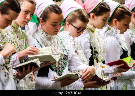 Les jeunes femmes en costumes folkloriques, traditions sorabes, célébration Corpus Christi, Crostwitz, Saxe, Allemagne Banque D'Images