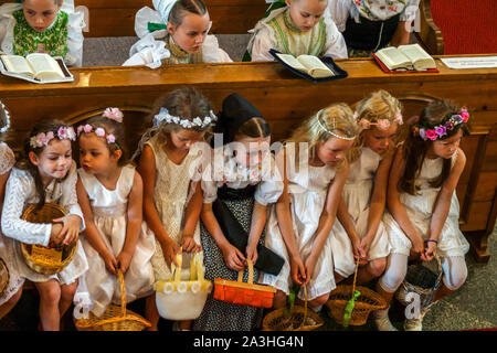 Les enfants à l'église, célébration des traditions sorabes, Corpus Christi, Crostwitz, Saxe, Allemagne Banque D'Images