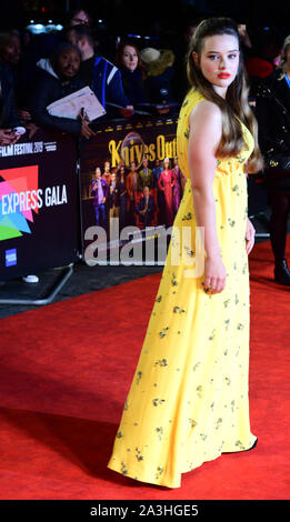 Katherine Langford participant à la première européenne de Knives Out, qui a eu lieu dans le cadre de la BFI London Film Festival 2019, à l'odéon Luxe, Leicester Square à Londres. Banque D'Images