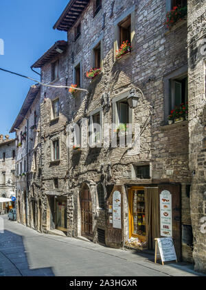 Rue étroite avec des maisons en pierre médiéval dans le centre historique de Gubbio, en Ombrie, Italie Banque D'Images