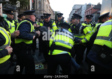 Supprimer la police les manifestants pendant une rébellion Extinction protester le jour de l'extérieur, d'un budget irlandais Leinster House à Dublin. Banque D'Images