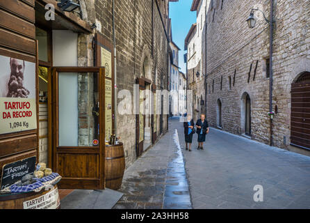 Rue étroite avec des maisons en pierre médiéval dans le centre historique de Gubbio, en Ombrie, Italie Banque D'Images