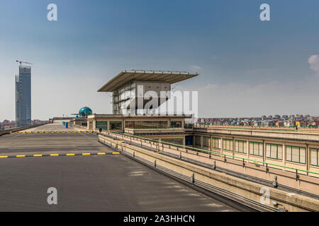 La piste d'essai sur le toit FIAT sur le dessus de l'édifice Lingotto, maintenant un centre commercial et de loisirs, Turin, Italie Banque D'Images