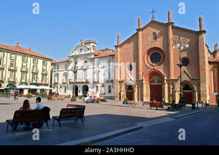 Asti, Piémont, Italie/-03/15/2007- 1961, rue square avec la mairie et l'église de St.Secondo Banque D'Images