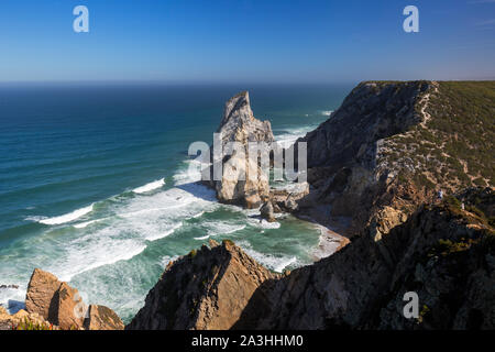 Vue sur l'océan Atlantique, la plage de Praia da Ursa et côte sauvage avec d'énormes rochers près de Cabo da Roca, le point le plus occidental de l'Europe continentale au Portugal Banque D'Images