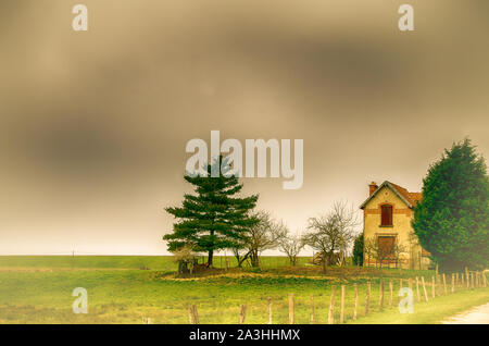 Paysage de campagne en automne avec maison rurale Banque D'Images