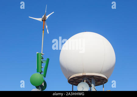 La station radar météorologique sur le sommet de la Sierra de Fuentes, Espagne. Antennes, éolienne et dome Banque D'Images