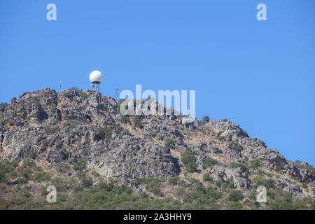 La station radar météorologique sur le sommet de la Sierra de Fuentes, l'Espagne, l'espace spa. Fond de Ciel bleu Banque D'Images