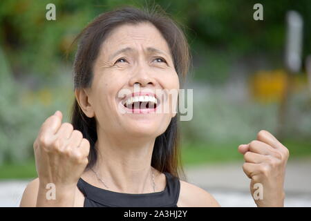 Une bonne femme d'origine asiatique hauts grand-mère Banque D'Images