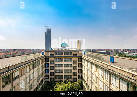 Le Lingotto building construit par le constructeur automobile italien FIAT, maintenant un centre commercial et de loisirs avec une piste d'essai de voiture toit ,Turin Italie Banque D'Images