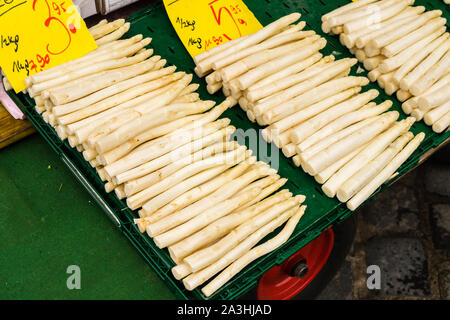 Les asperges sur le marché Banque D'Images