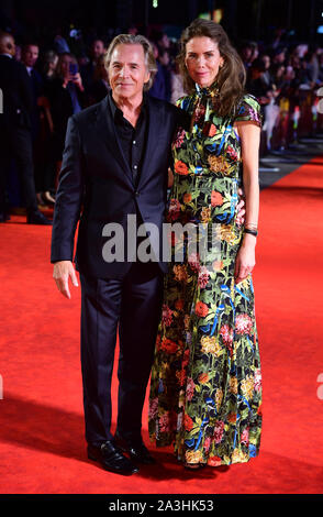 Don Johnson et Kelley Phleger participant à la première européenne de Knives Out, qui a eu lieu dans le cadre de la BFI London Film Festival 2019, à l'odéon Luxe, Leicester Square à Londres. Banque D'Images