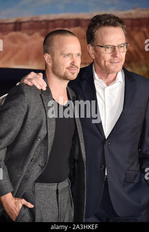 WESTWOOD, CA - 07 OCTOBRE : Aaron Paul et Bryan Cranston assister à la première de 'El Camino de Netflix : un film Breaking Bad' au Regency Village Theatre sur Octobre 07, 2019 à Westwood, en Californie. Banque D'Images