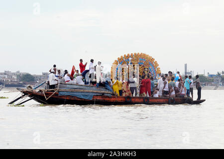 Kolkata, Inde. 05Th Oct, 2019. Les dévots immergé Durga Idol au Gange au cours de Vijaya Dasami, le dernier jour de Durga Puja festival. (Photo de Saikat Paul/Pacific Press) Credit : Pacific Press Agency/Alamy Live News Banque D'Images