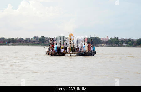 Kolkata, Inde. 05Th Oct, 2019. Les dévots immergé Durga Idol au Gange au cours de Vijaya Dasami, le dernier jour de Durga Puja festival. (Photo de Saikat Paul/Pacific Press) Credit : Pacific Press Agency/Alamy Live News Banque D'Images