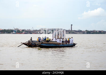 Kolkata, Inde. 05Th Oct, 2019. Les dévots immergé Durga Idol au Gange au cours de Vijaya Dasami, le dernier jour de Durga Puja festival. (Photo de Saikat Paul/Pacific Press) Credit : Pacific Press Agency/Alamy Live News Banque D'Images