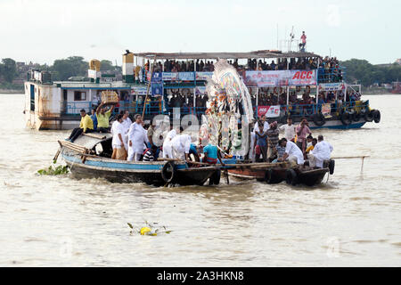 Kolkata, Inde. 05Th Oct, 2019. Les dévots immergé Durga Idol au Gange au cours de Vijaya Dasami, le dernier jour de Durga Puja festival. (Photo de Saikat Paul/Pacific Press) Credit : Pacific Press Agency/Alamy Live News Banque D'Images