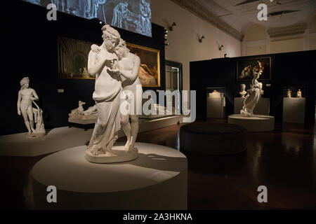 Roma, Italie. 05Th Oct, 2019. 'Amour et Psyché debout', 'Antonio Canova Canova. Eterna Bellezza" exposition au Museo di Roma in Palazzo Braschi, dédié au grand sculpteur italien Antonio Canova (photo de Matteo Nardone/Pacific Press) Credit : Pacific Press Agency/Alamy Live News Banque D'Images