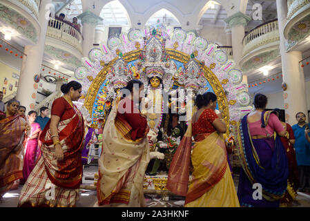 Kolkata, Inde. 05Th Oct, 2019. Les femmes accomplissent les rituels hindous mariés pour célébrer Vijaya Dasami le dernier jour de Durga Puja. (Photo de Saikat Paul/Pacific Press) Credit : Pacific Press Agency/Alamy Live News Banque D'Images