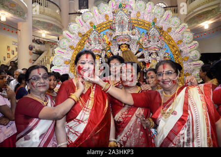 Kolkata, Inde. 05Th Oct, 2019. Les femmes accomplissent les rituels hindous mariés pour célébrer Vijaya Dasami le dernier jour de Durga Puja. (Photo de Saikat Paul/Pacific Press) Credit : Pacific Press Agency/Alamy Live News Banque D'Images