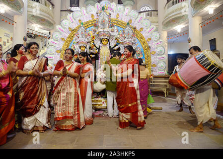 Kolkata, Inde. 05Th Oct, 2019. Les femmes accomplissent les rituels hindous mariés pour célébrer Vijaya Dasami le dernier jour de Durga Puja. (Photo de Saikat Paul/Pacific Press) Credit : Pacific Press Agency/Alamy Live News Banque D'Images