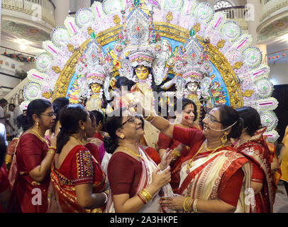 Kolkata, Inde. 05Th Oct, 2019. Les femmes accomplissent les rituels hindous mariés pour célébrer Vijaya Dasami le dernier jour de Durga Puja. (Photo de Saikat Paul/Pacific Press) Credit : Pacific Press Agency/Alamy Live News Banque D'Images