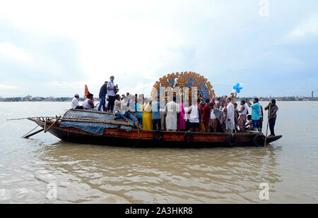 Kolkata, Inde. 05Th Oct, 2019. Les dévots immergé Durga Idol au Gange au cours de Vijaya Dasami, le dernier jour de Durga Puja festival. (Photo de Saikat Paul/Pacific Press) Credit : Pacific Press Agency/Alamy Live News Banque D'Images