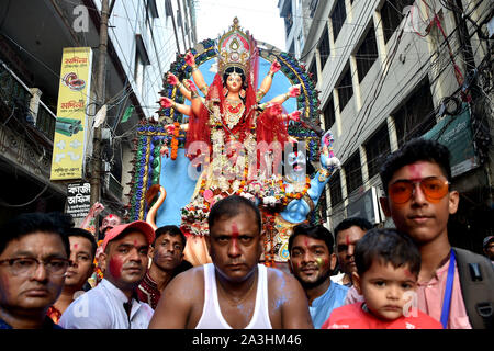 Dhaka, Bangladesh. 8 octobre, 2019. Les dévots Hindous portent une idole de la Déesse Durga à une rivière dans la région de Dhaka, Bangladesh, le 8 octobre 2019. Les arrangements en matière de sécurité à travers le Bangladesh ont été renforcées pour les célébrations pacifiques de Durga Puja festival, le festival d'Hindous qui a pris fin le 8 octobre. Credit : Str/Xinhua/Alamy Live News Banque D'Images