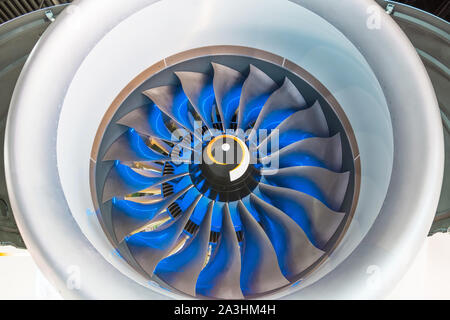 Turbo moteur à réaction de l'avion, Close up dans la lumière bleue de l'intérieur Banque D'Images